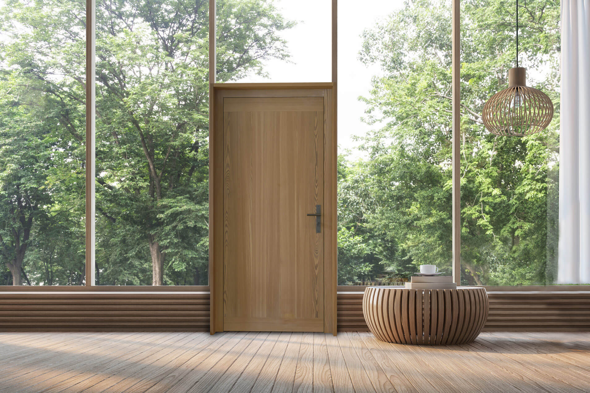 Holztür in einem modernen Raum mit Fenstern.