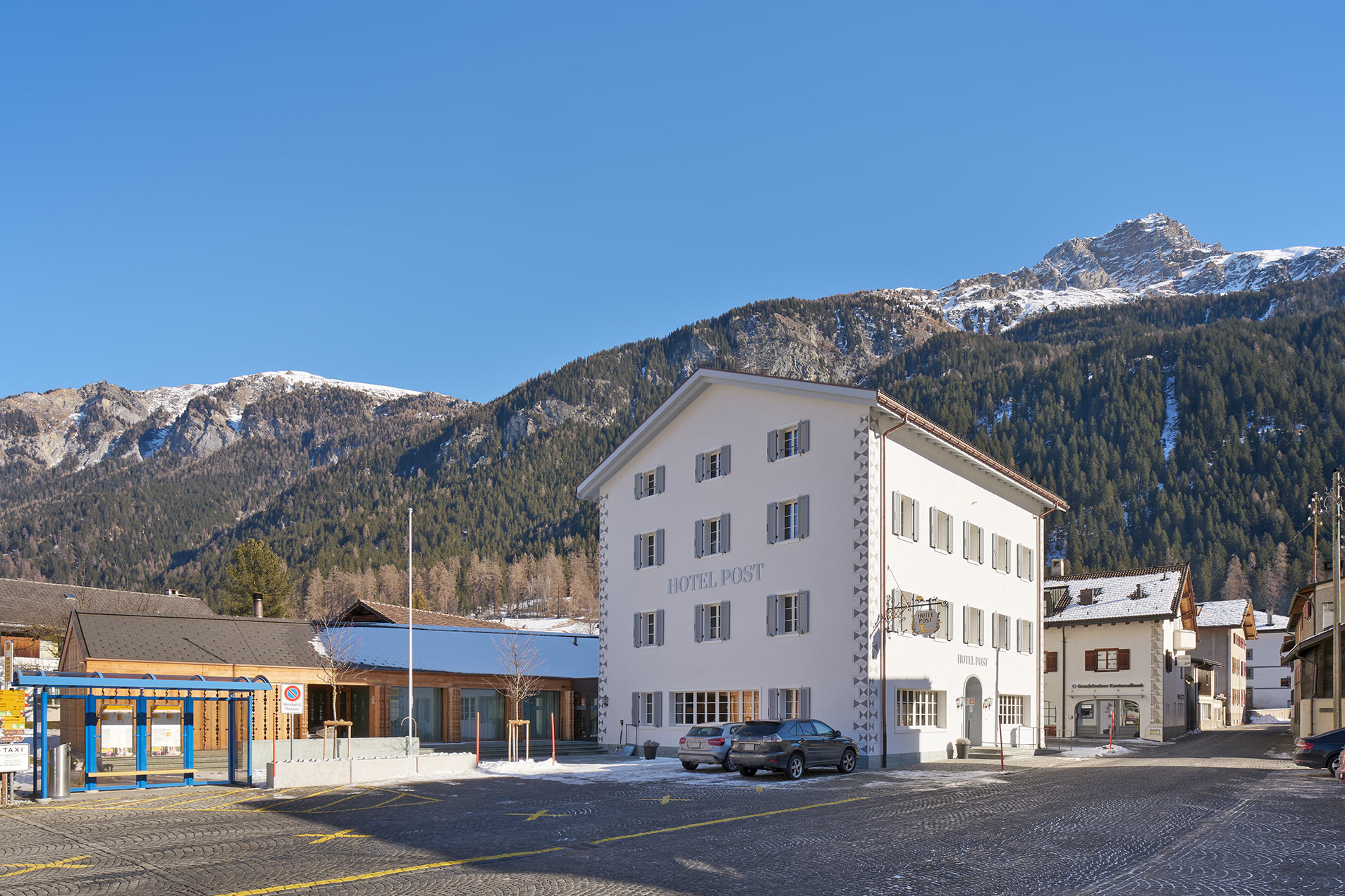 Ruhiger Dorfplatz mit klar blauem Himmel.