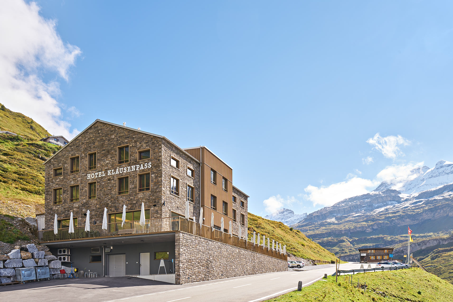 Moderne Hotelanlage mit Bergsicht.