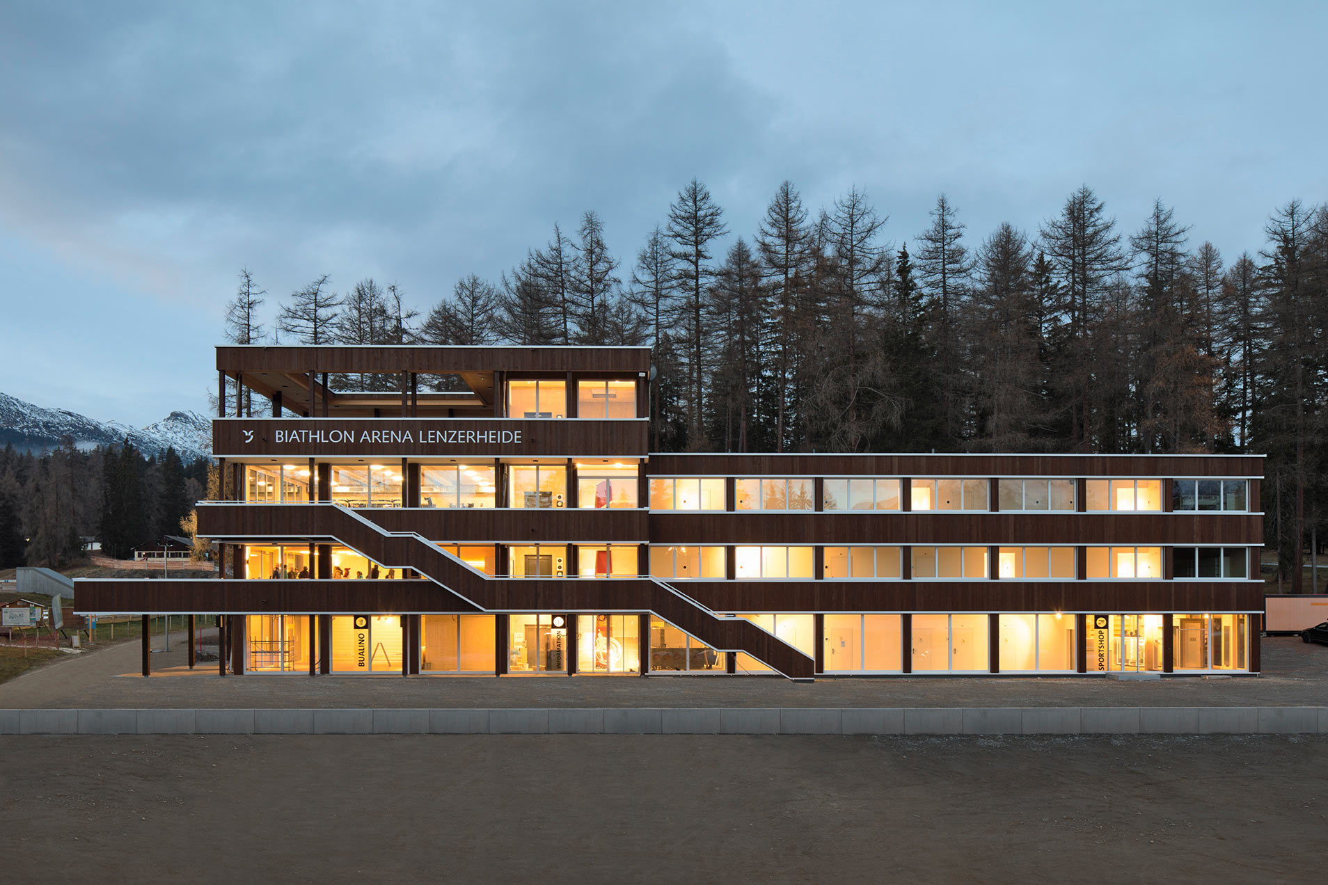 Moderne Architektur eines Gebäudes bei Dämmerung.