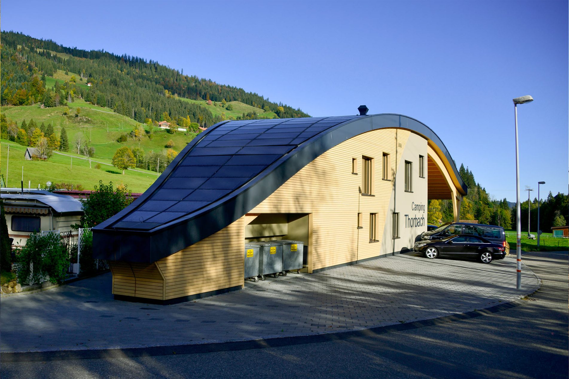 Moderner Bau mit innovativem, geschwungenem Dach.
