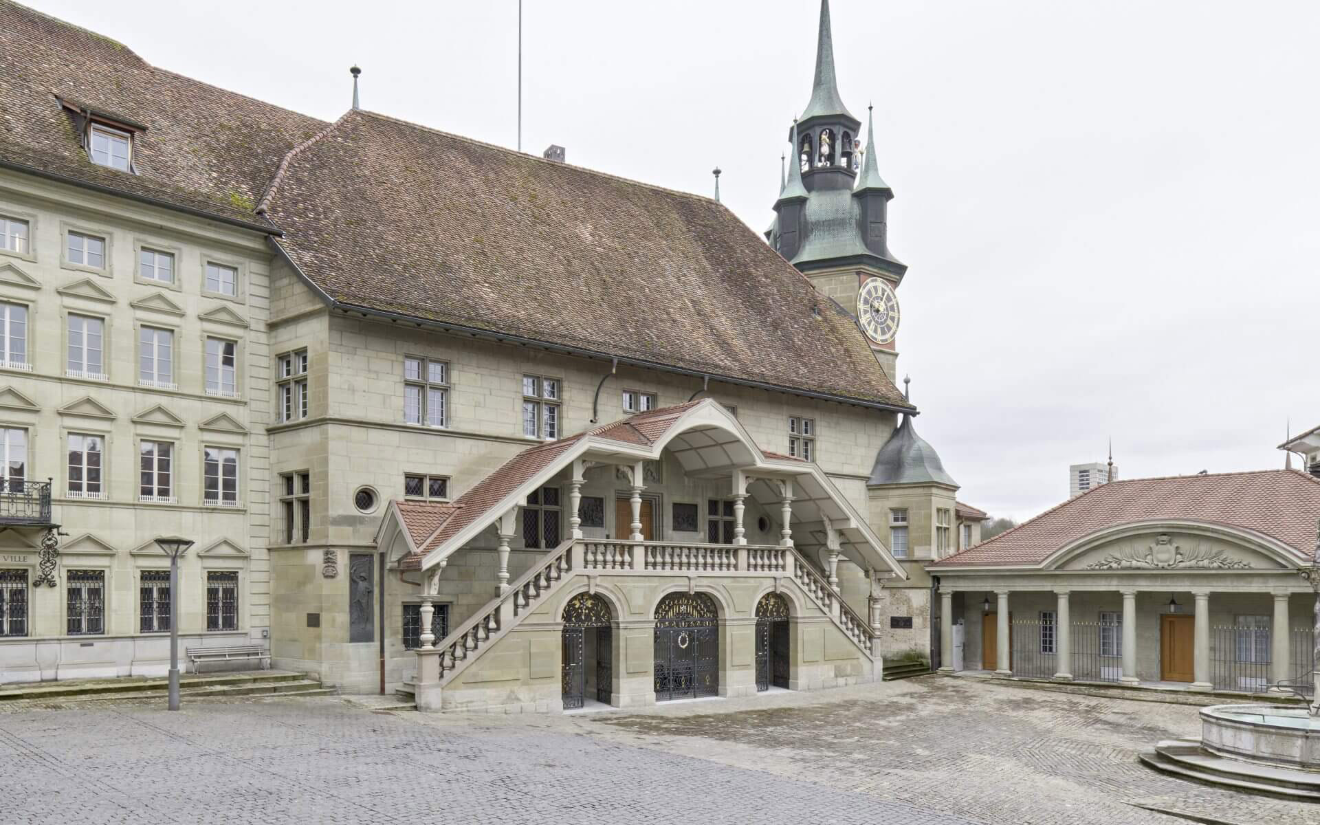 Historisches Gebäude mit einem Uhrenturm.