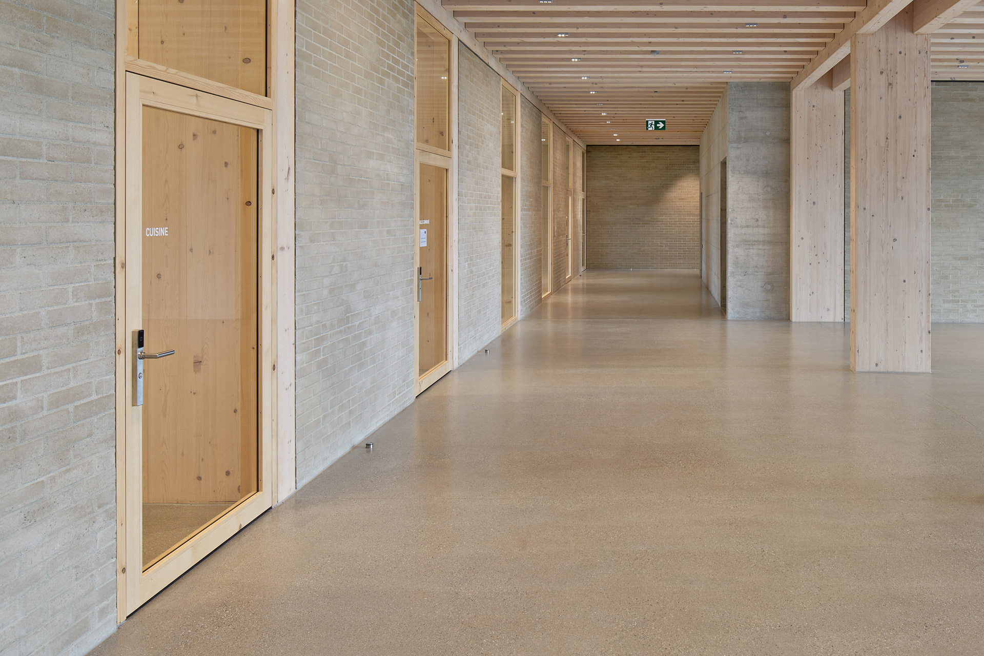 Moderne Halle mit mehreren Türen und ruhiger Atmosphäre.