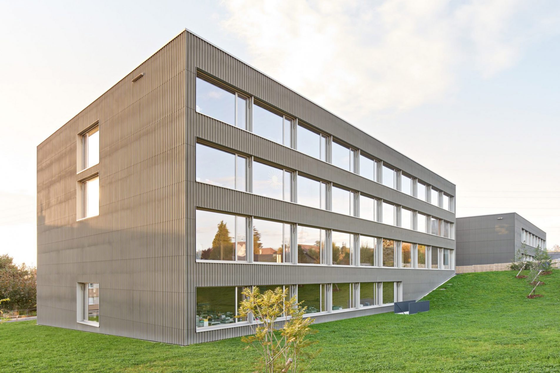 Moderne Gebäudeansicht mit großen Fenstern