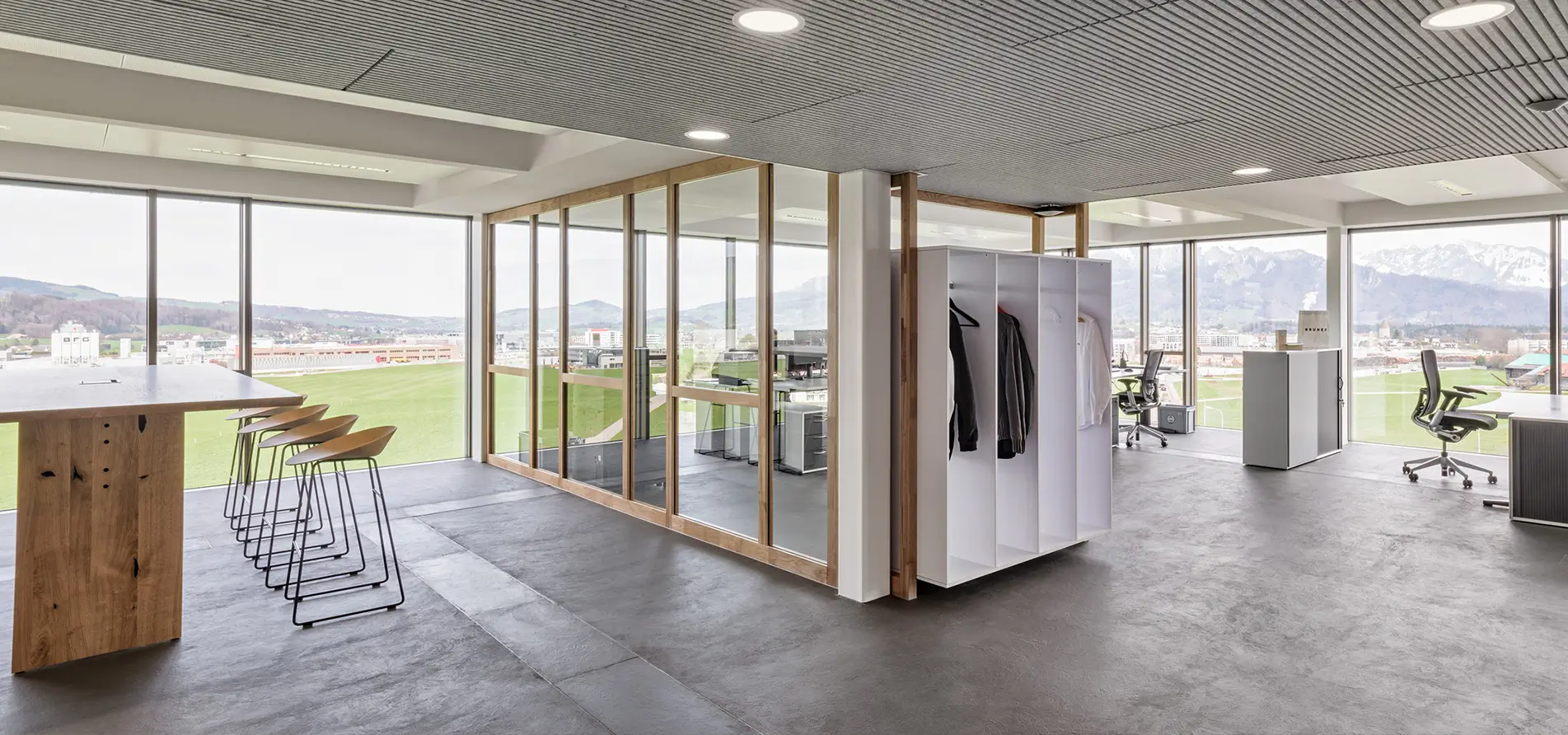 Helles und luftiges Büro mit grossen Fenstern.