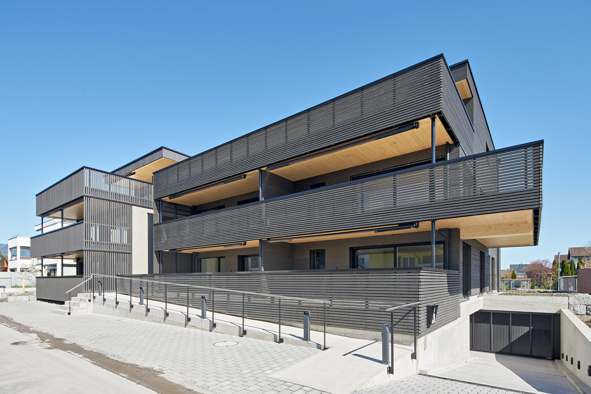 Moderne Architektur mit Balkonen und Fenstern.
