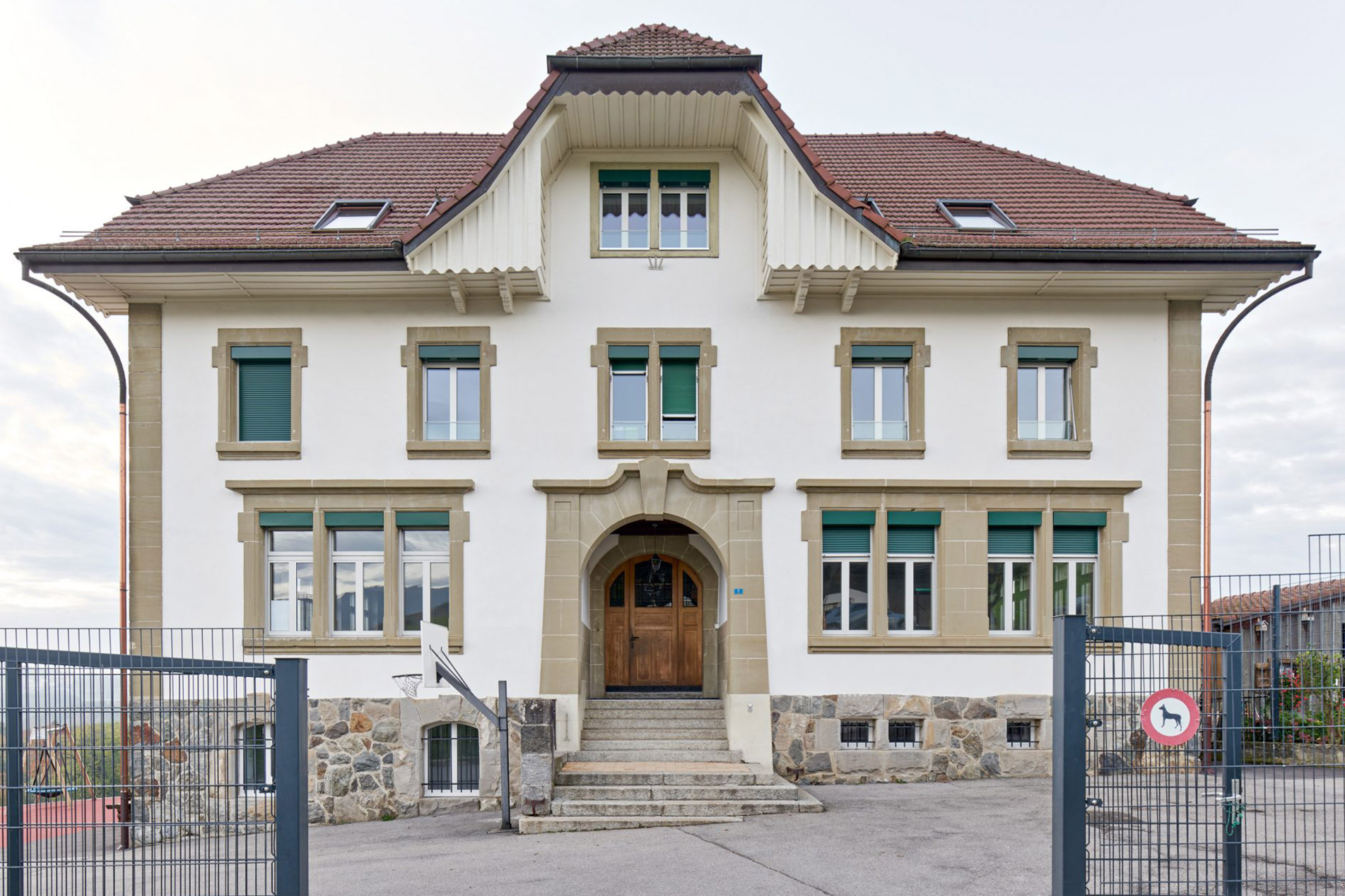Fassade eines Gebäudes mit Treppen und Eingang.
