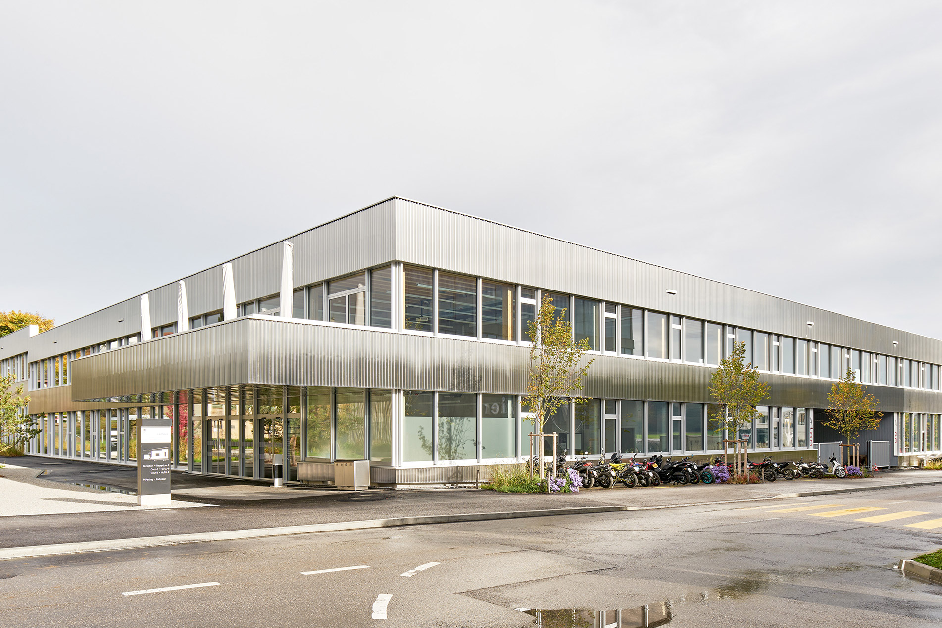 Moderner Gebäudekomplex mit grossen Fenstern.