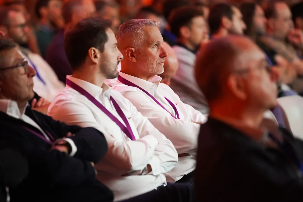 Groupe de personnes attentives lors d'une présentation.