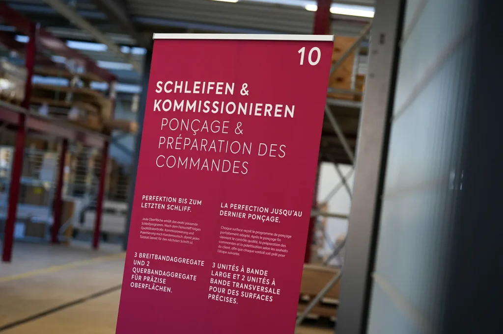 {
"alt": "Informationsschild mit Anweisungen im Lager.",
"title": "Informationsschild im Lager",
"caption": "Ein Schild im Lager gibt Anweisungen zum Prozess.",
"description": "Das Bild zeigt ein Informationsschild in einem Lagerhaus. Es enthält Anweisungen zur Bearbeitung und ist umgeben von Regalen.",
}