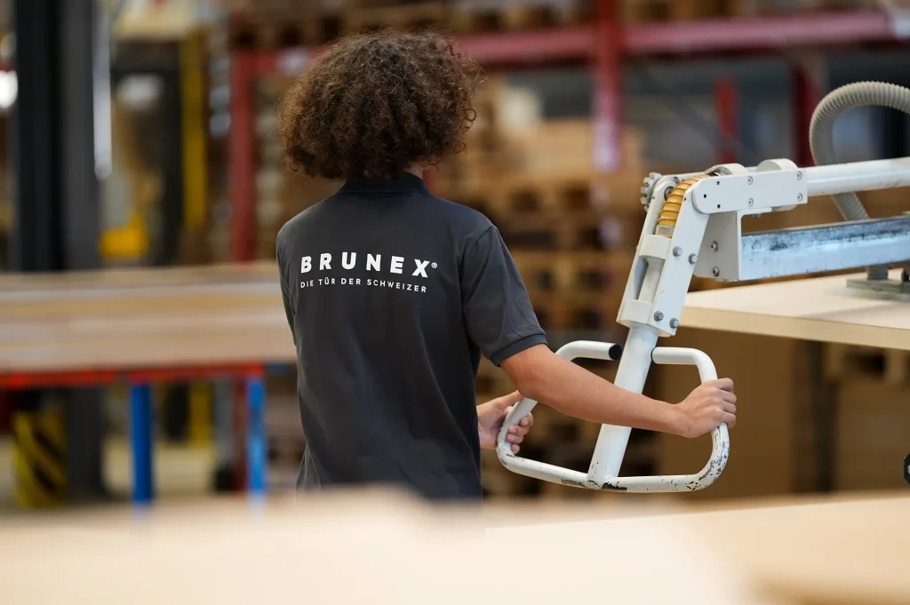 Warehousarbeiter bedient Geräte in einem Lager.