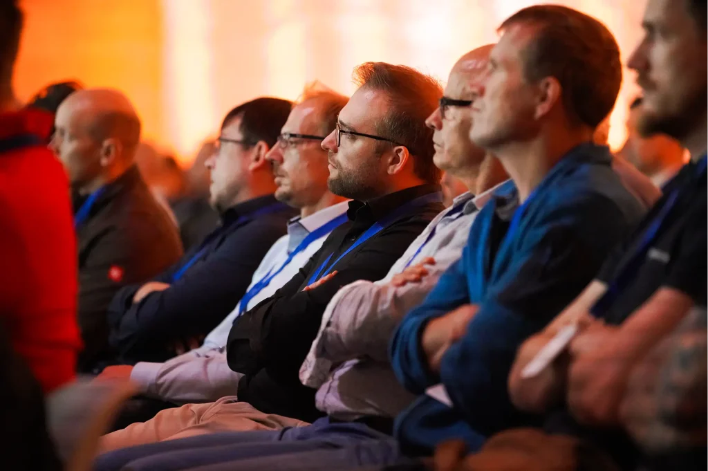 Aufmerksame Zuhörer in einem Konferenzsaal.