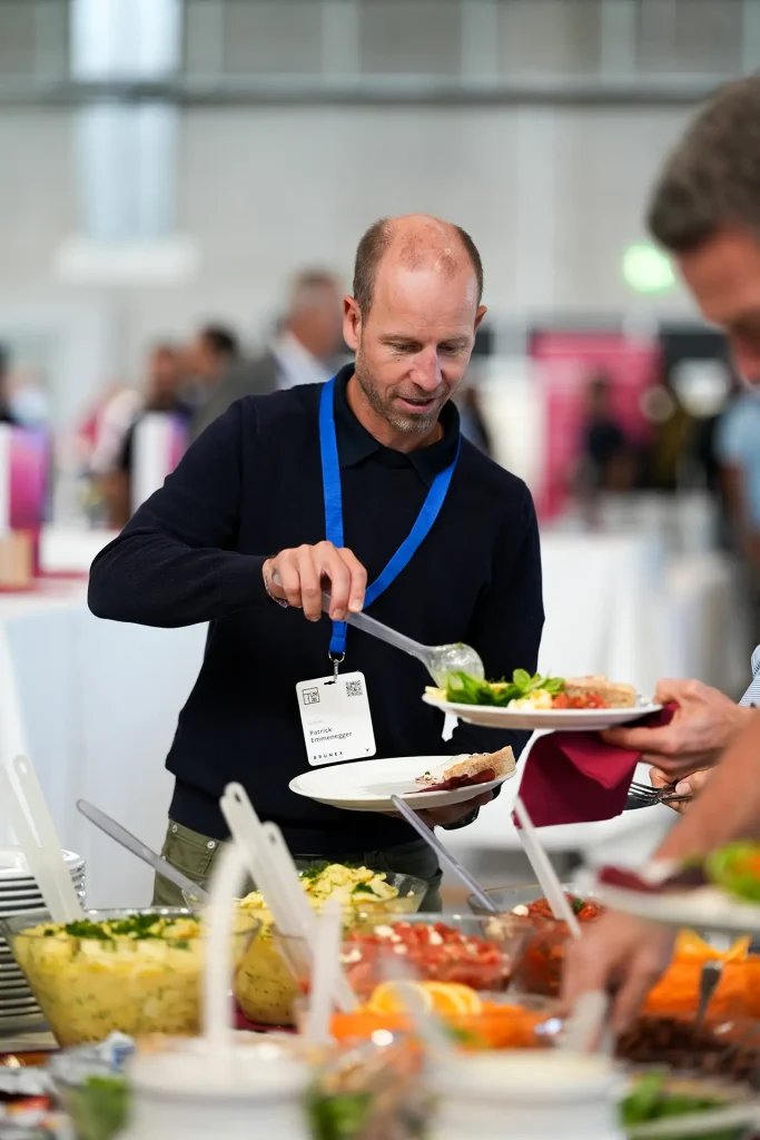 Ein Mann serviert Essen an einem Buffet.