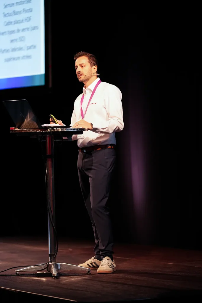 Referent am Podium während einer Präsentation.